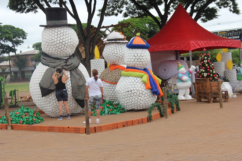 Decoração de Natal de Sarandi foi feita com 10 mil garrafas pets